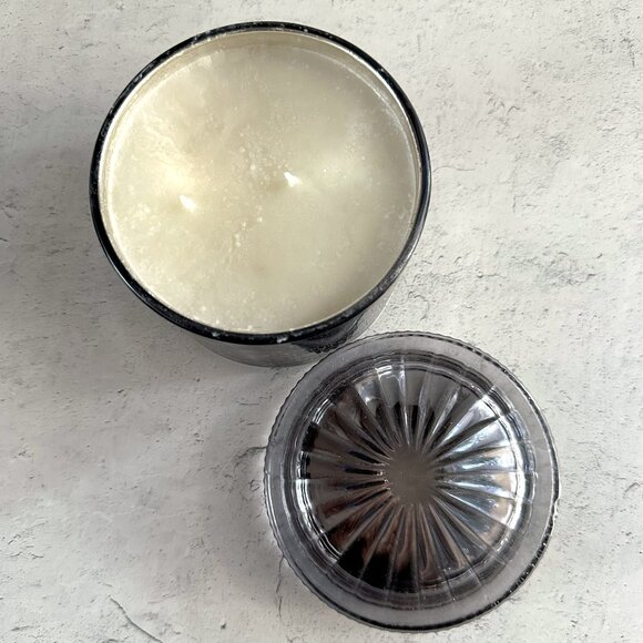 Anthro VOLUSPA Vermeil Edition Makassar Ebony & Peach Large Candle - Picture 3 of 4